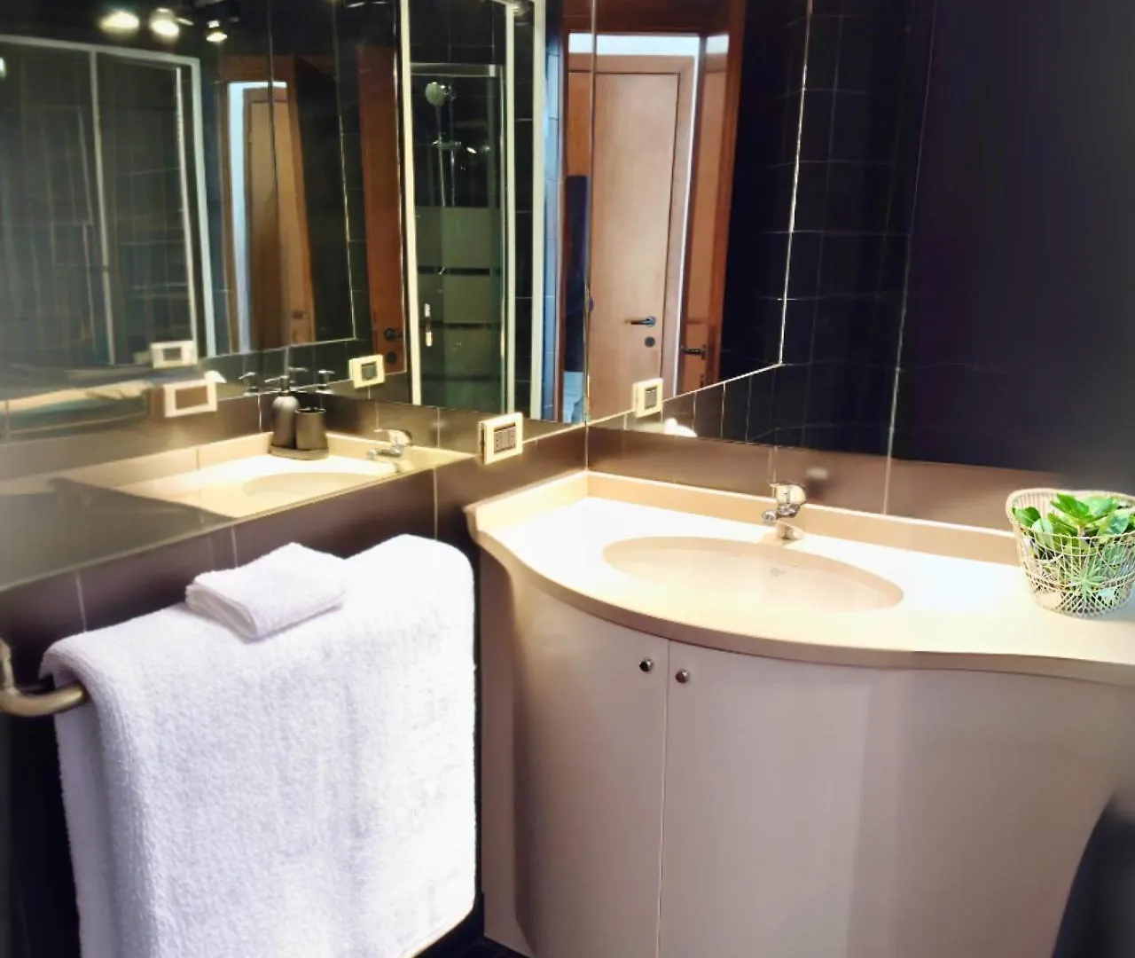 Vfh Eustachi Stylish Apartment